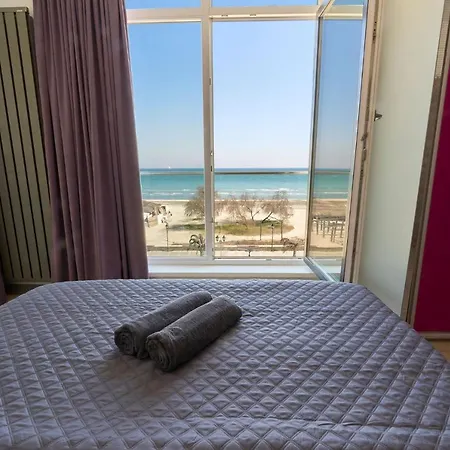 Glamour Red 22 In Pool