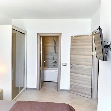 Glamour Red 22 In Pool *