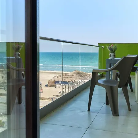 Glamour Red 22 In Pool