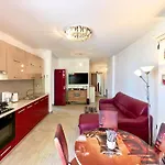 Glamour Red 22 In Pool Apartman