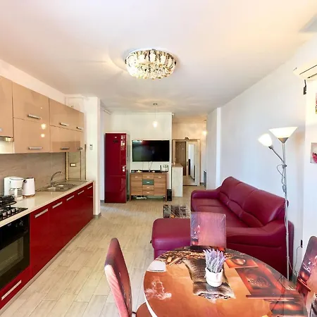 Glamour Red 22 In Pool Apartment