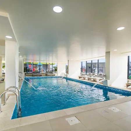 Glamour Red 22 In Pool Apartment Mamaia