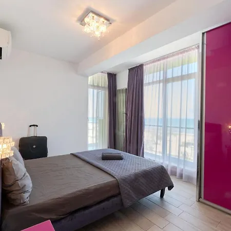 Glamour Red 22 In Pool Apartment Mamaia