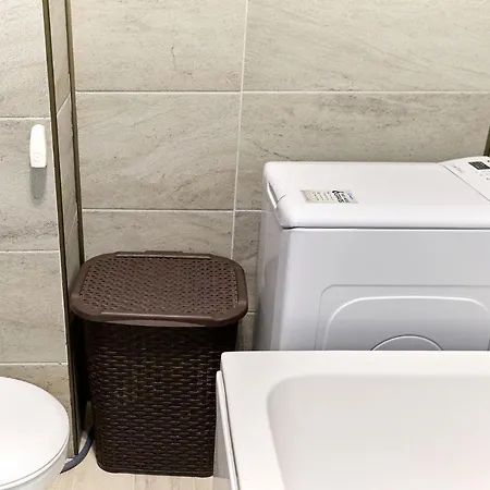 Glamour Red 22 In Pool *