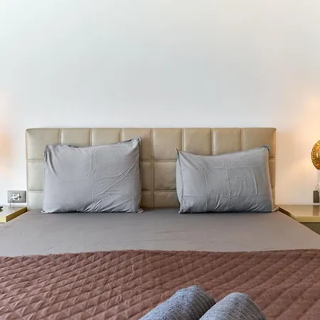 Glamour Red 22 In Pool *