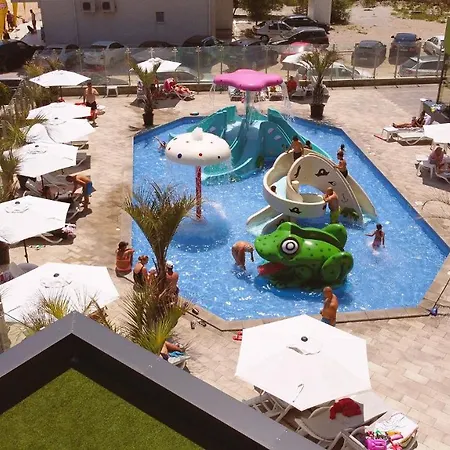 Glamour Red 22 In Pool