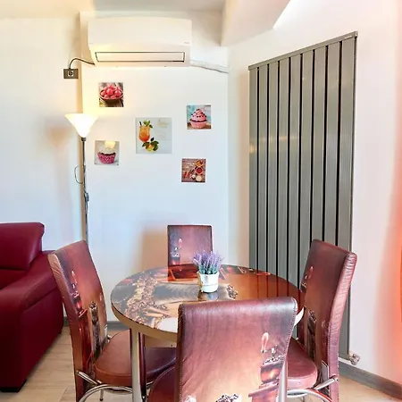 Glamour Red 22 In Pool Apartment Mamaia