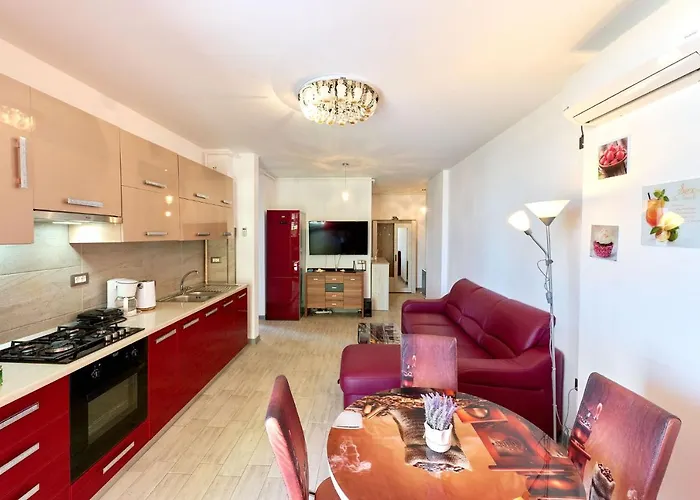 Glamour Red 22 In Pool Apartment