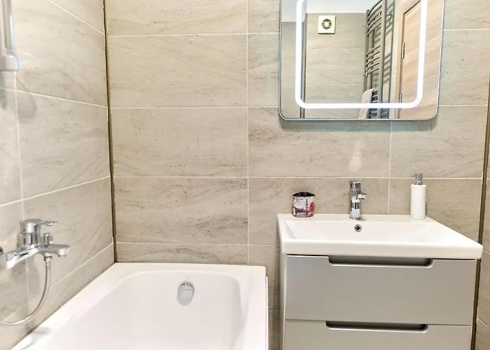 Glamour Red 22 In Pool *