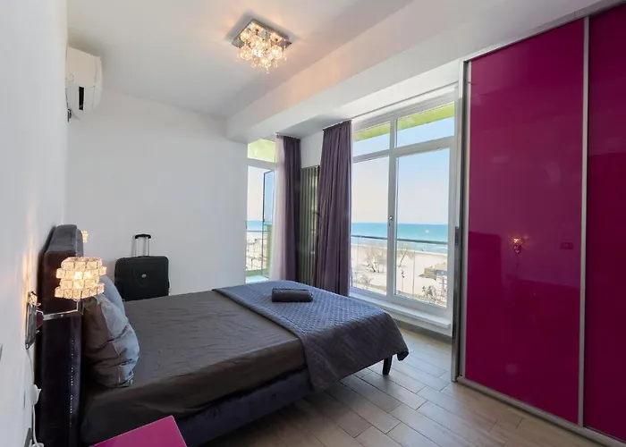 Glamour Red 22 In Pool